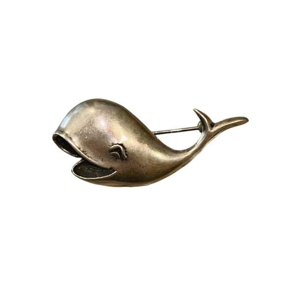 Unsigned Vintage Sterling Silver Happy Ocean Themed Whale Pin